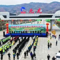 國內(nèi)全部采用道硅水泥、機制砂配制滑模攤鋪混凝土路面高速公路建成通車